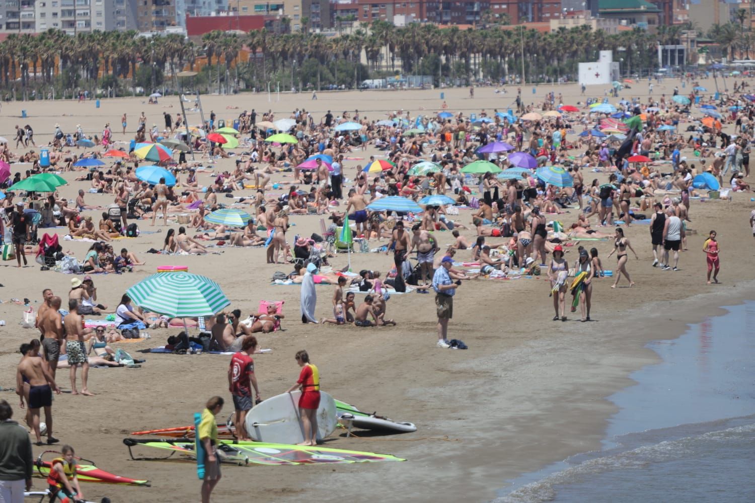 La playa de la Malvarrosa, abarrotada a finales de mayo