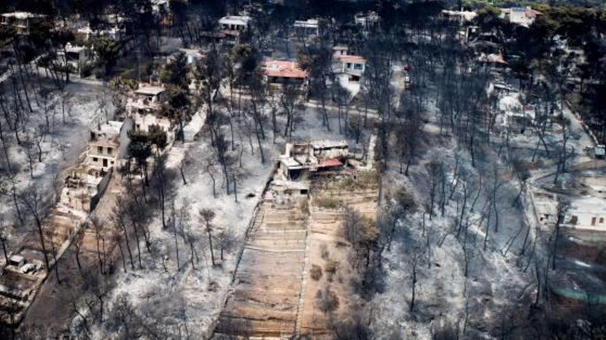 Almenys 60 persones continuen desaparegudes pels focs a Grècia