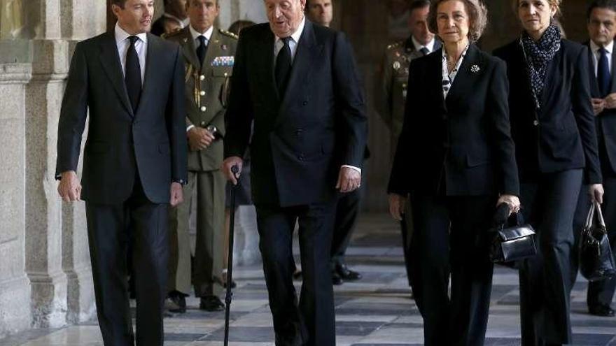 Los reyes Juan Carlos y Sofía, y doña Elena, a su llegada a la capilla ardiente.