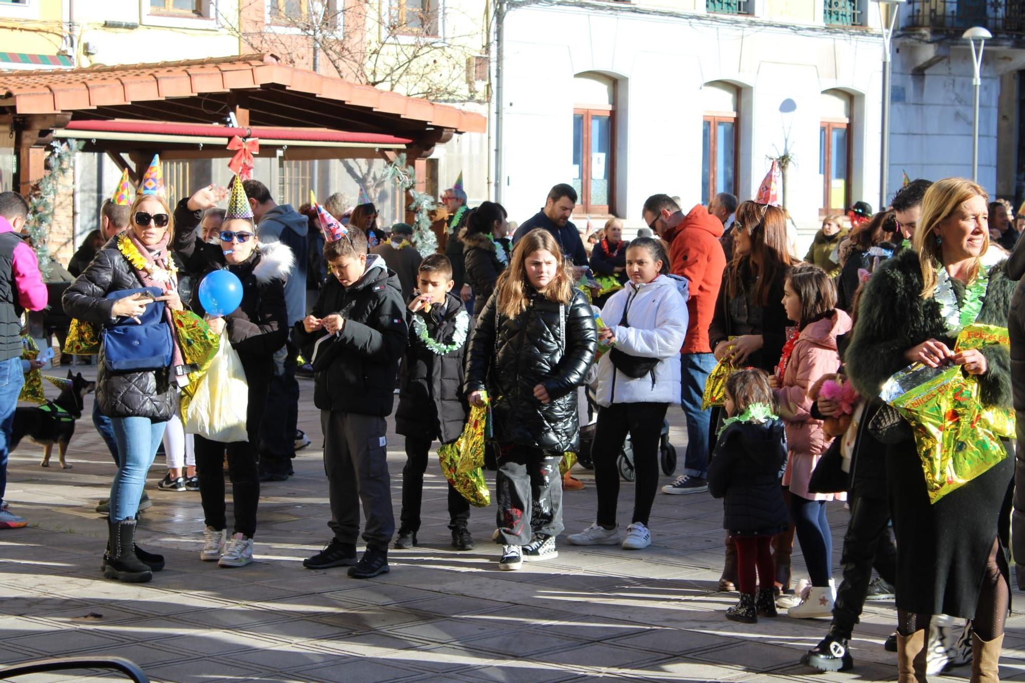 Así fue la Nochevieja anticipada en San Martín del Rey Aurelio: cientos de personas dieron la bienvenida al 2024 a las 12.25 del día 30