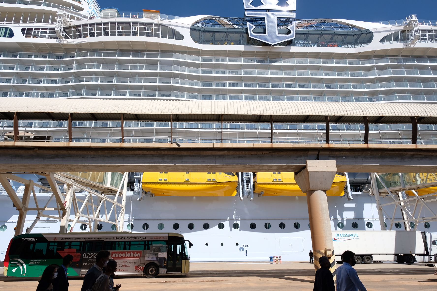 El 'Wonder of the seas', el crucero más grande del mundo, en el puerto de Málaga