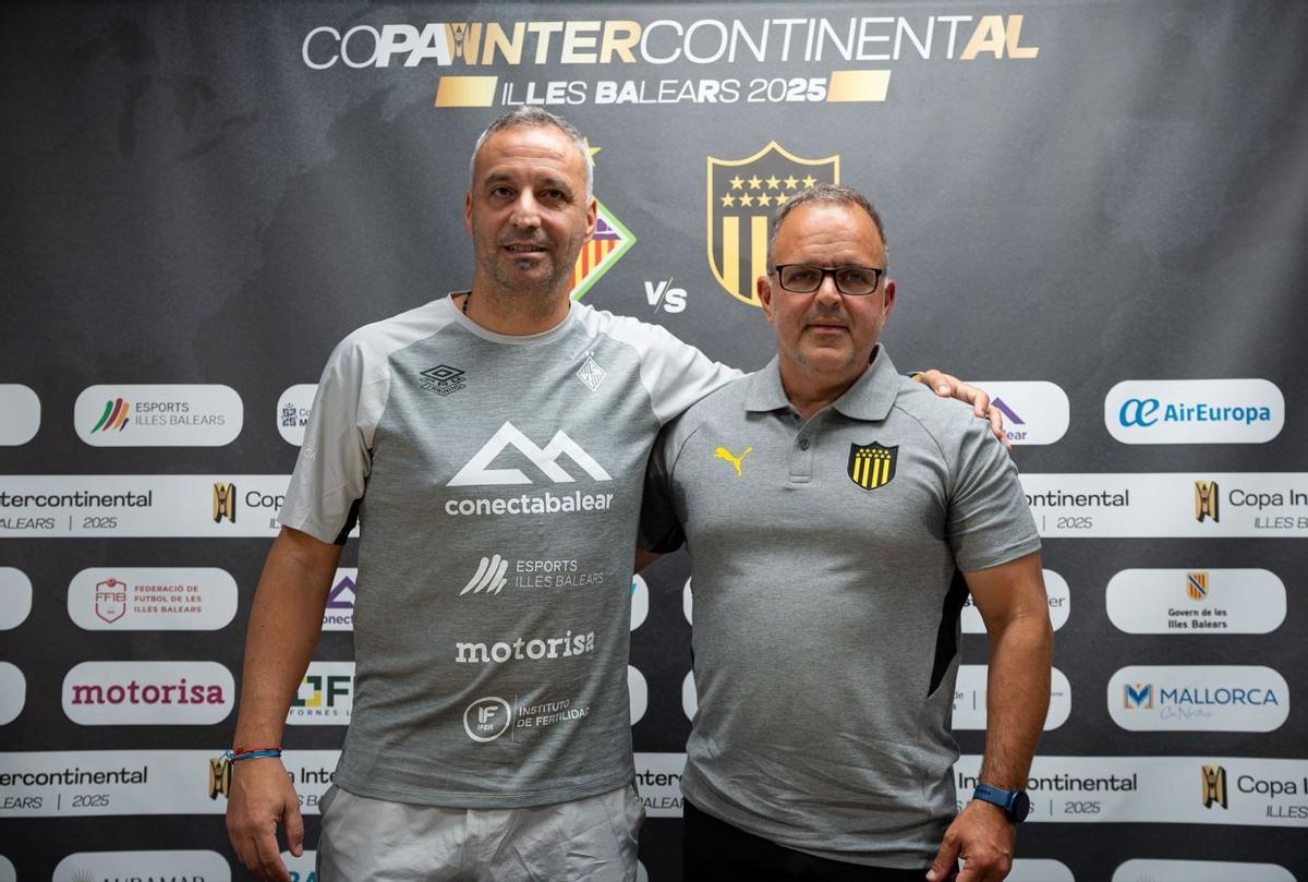 Antonio Vadillo y Diego D'Alessandro posan este miércoles tras la rueda de prensa en Son Moix.