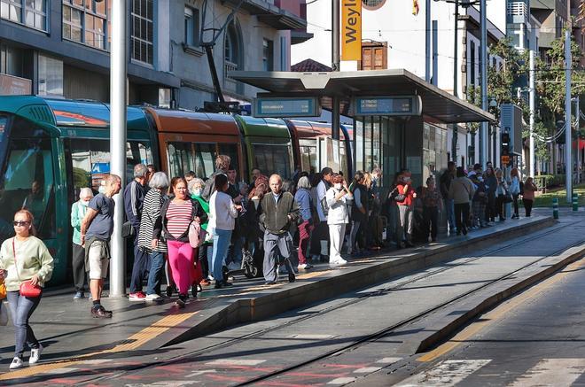 Colas en las paradas del tranvía en Santa Cruz este jueves.