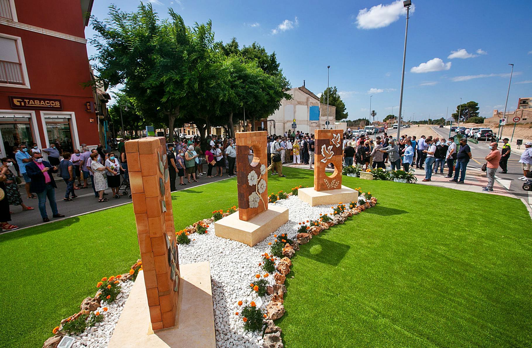 Varios centenares de personas asistieron a la inauguración del monumento. 