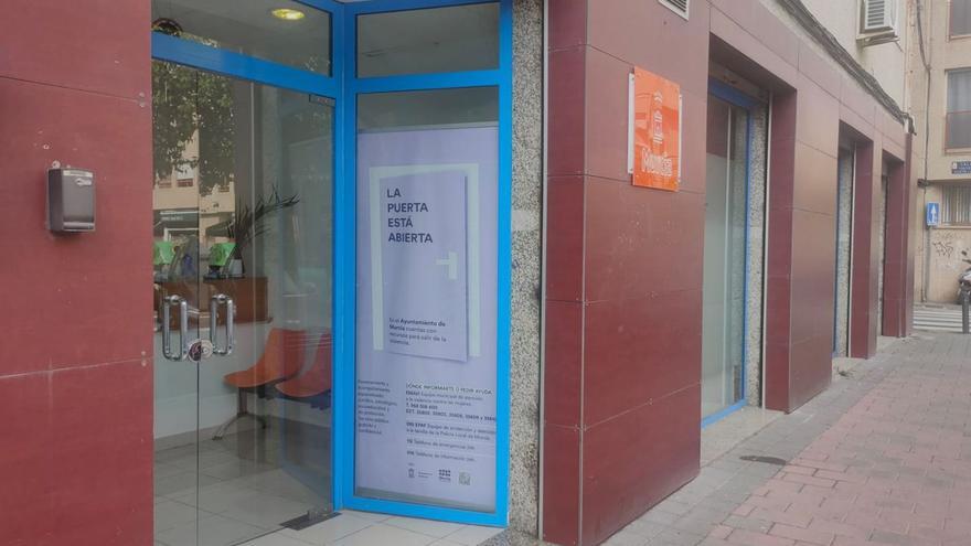 Puerta de entrada a la oficina de atención a la violencia de género, ubicada en el barrio de Vistalegre.