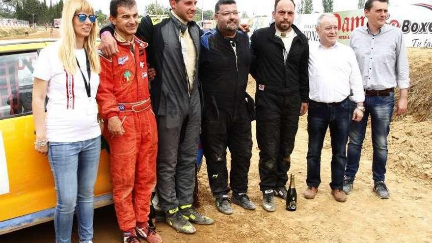 Escribano, con mono gris, junto a los primeros clasificados en el circuito de Esplus.