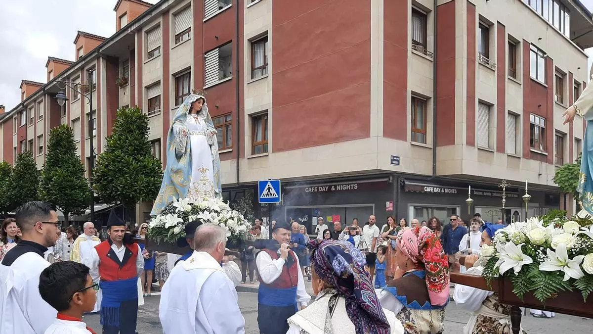 Lugones festeja a Santa Isabel con misa, procesión y gentío, aunque este año no hubo embarazada para bendecir