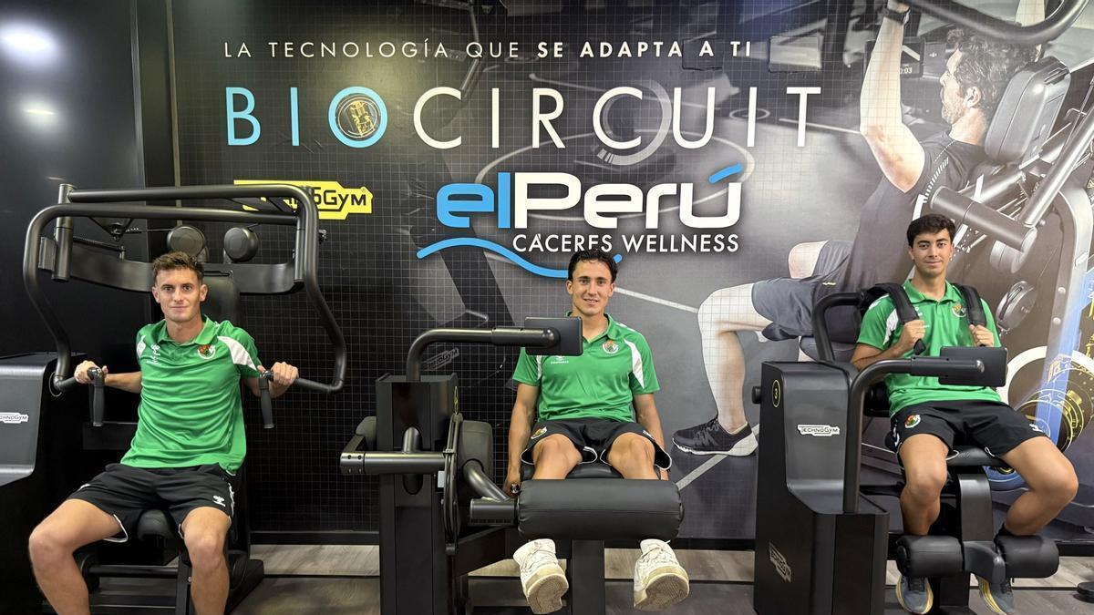 Ignacio Tellechea, Marcos Sevila y Germán García, en El Perú Cáceres Wellness antes de ser presentados.
