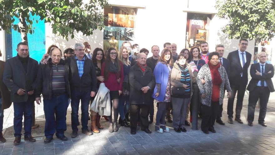 Alumnos del taller que han realizado la exposición con los encargados de presentar el acto inaugural