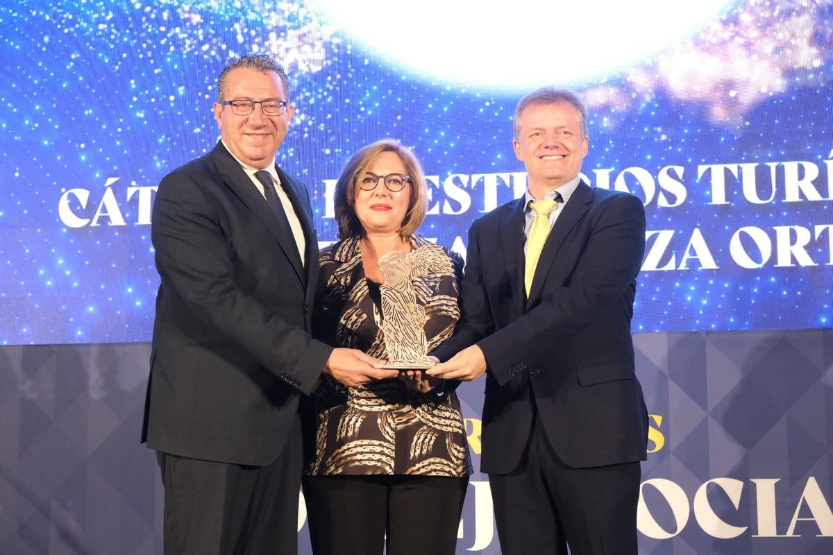 Toni Pérez y Armando Ortuño con la secretaria general de la Universidad, Esther Algarra