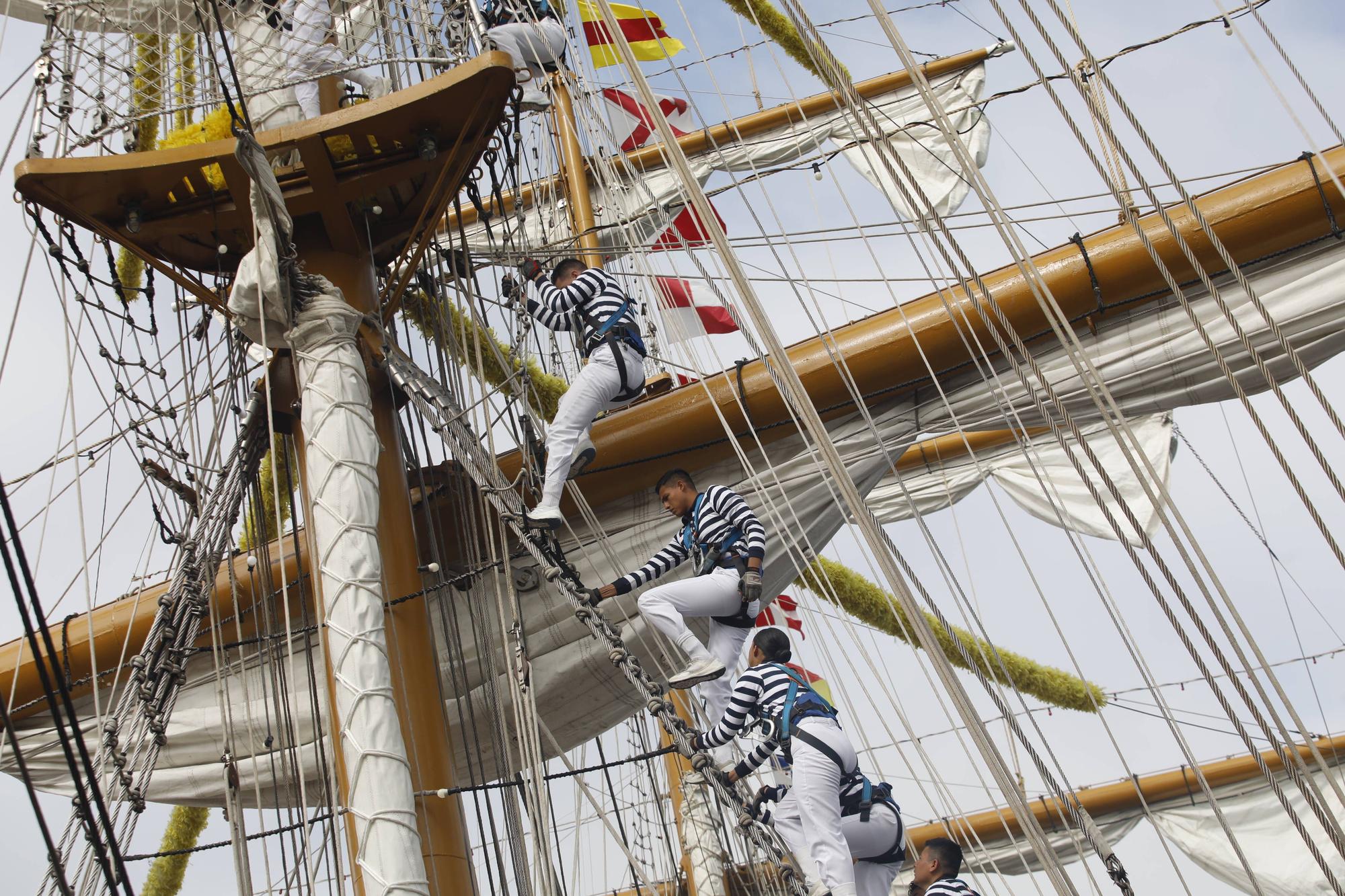 En imágenes: Colas en el puerto de Gijón para visitar el buque escuela de la Armada de México