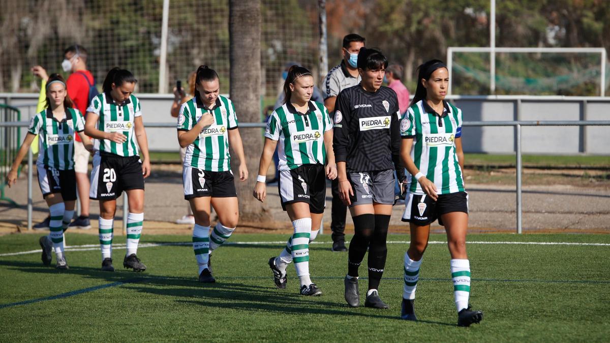 Jugadoras del Córdoba CF Femenino en la Ciudad Deportiva ante el Granadilla.