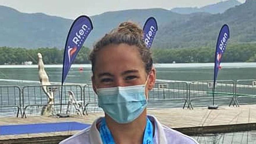 Paula Otero, con su medalla de oro en Banyoles. |  // LA OPINIÓN