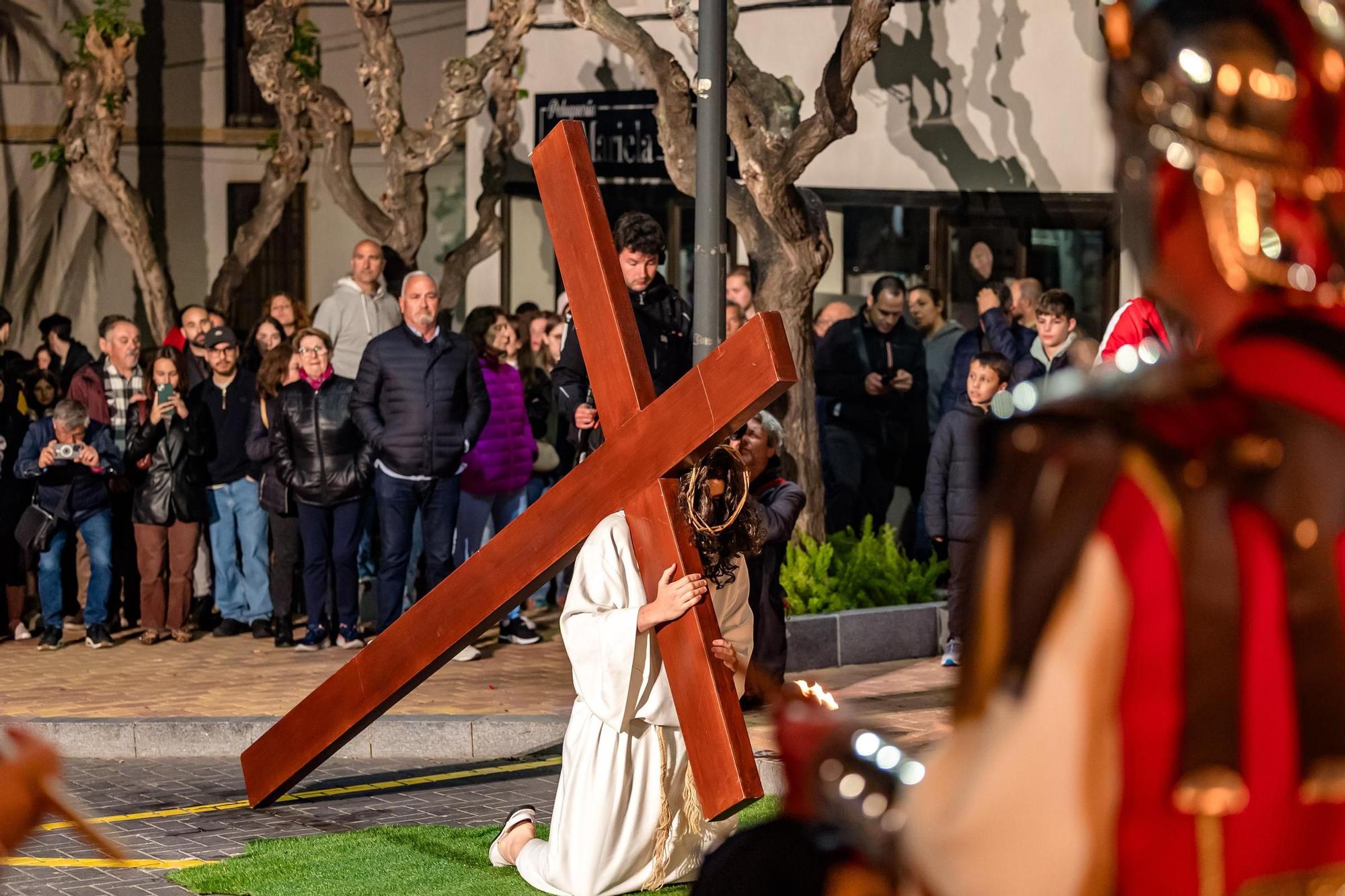 Actores y actrices amateurs escenifican “La Passió” de La Nucia en la noche del Jueves Santo
