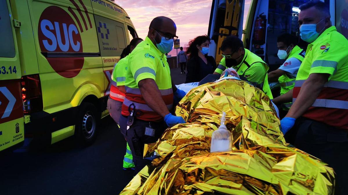 Efectivos del Servicio de Urgencias Canario trasladan a una de las personas heridas tras caer al mar, ayer.