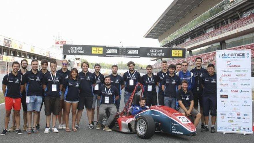 L&#039;equip Dynamics UPC Manresa al circuit de Montmeló amb el vehicle que han construït