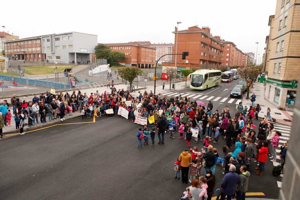 Manifestación frente al Colegio Montevil