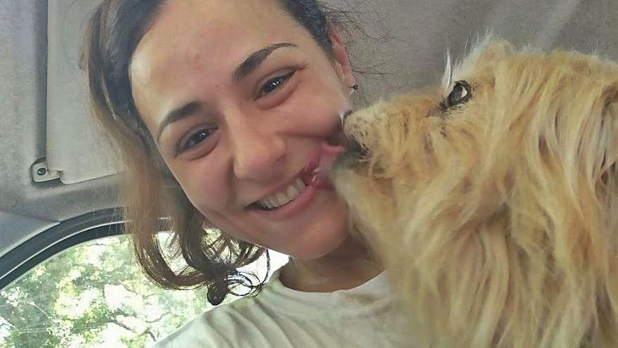 Vanessa Pardal, ayer, junto a Luna.