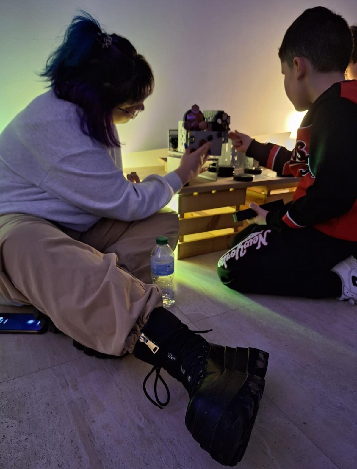 Cristina Voces juega con su hijo.