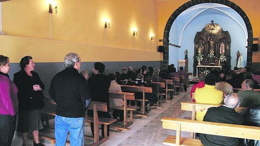 Los vecinos, en el interior de la iglesia de Ventosa, el día de su reinauguración tras las obras de reforma.