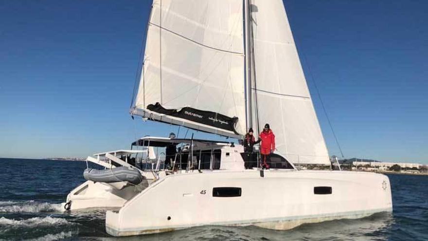 El catamarán en el que llegó.