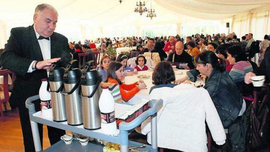 Arriba, un momento de la degustación de tés en el restaurante de La Isla. A la derecha, los niños que participaron en la gymkhana.