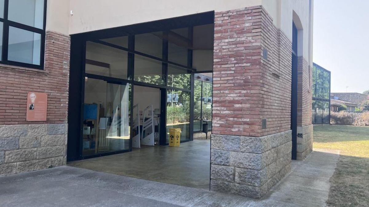 Exterior de la Biblioteca Municipal Lluïsa Duran de La Bisbal