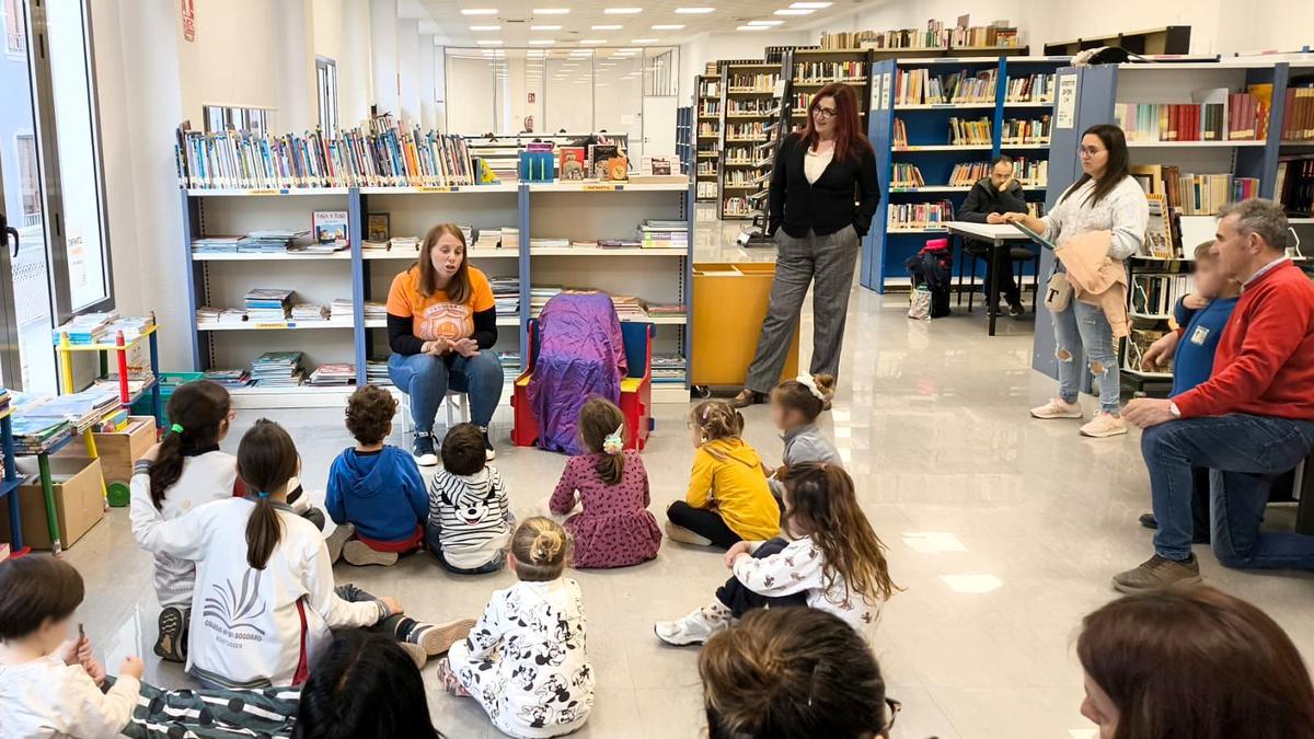 La biblioteca municipal acogió el cuentacuentos "El caballero mochuelo".