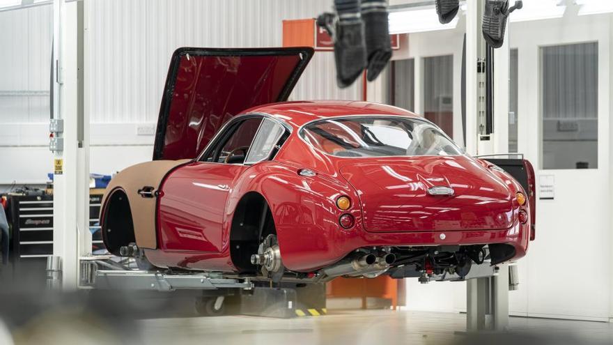 Un Aston Martin en un taller.