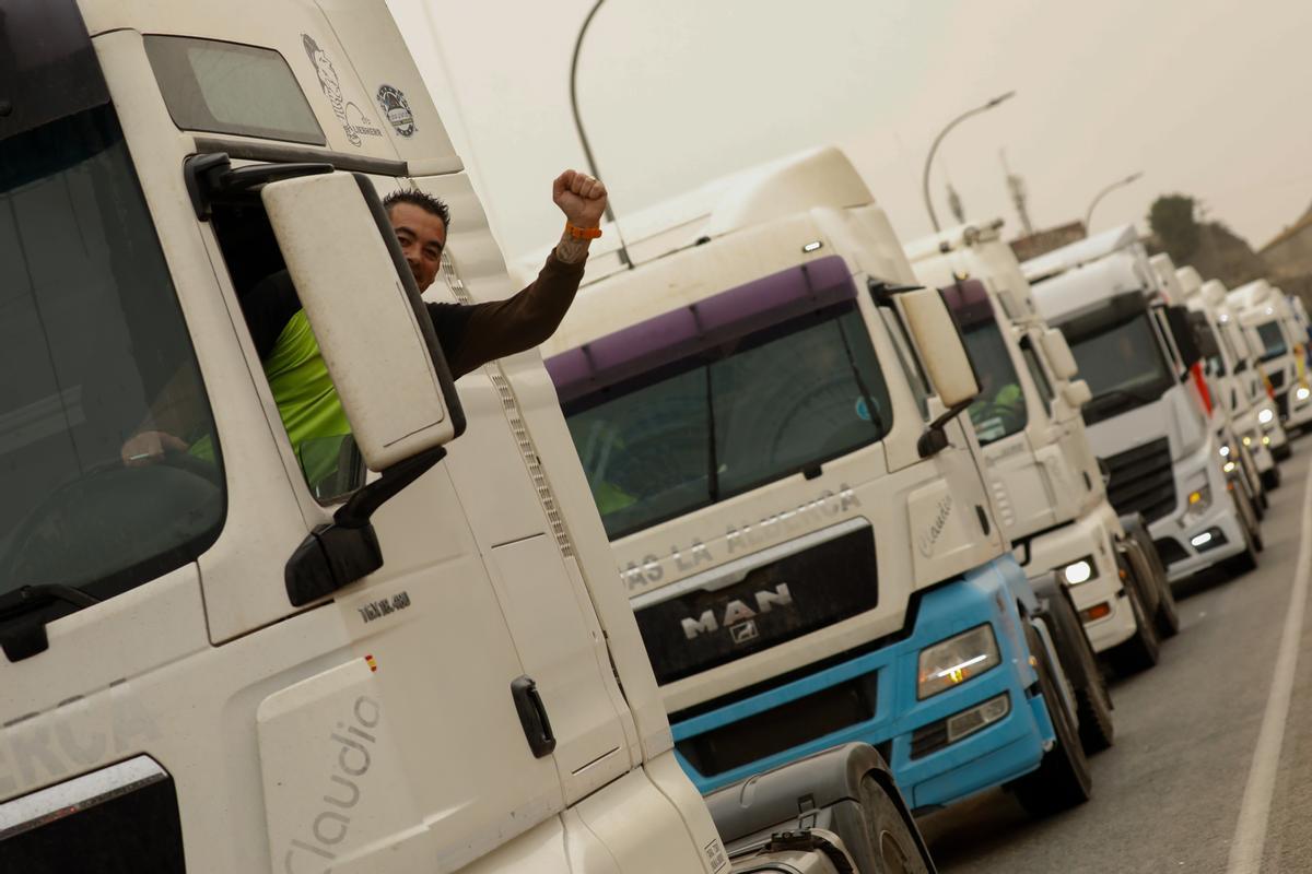 Un transportista levanta el puño en el tercer día de huelga del transporte de mercancías, este miércoles 16 de marzo, en Murcia.