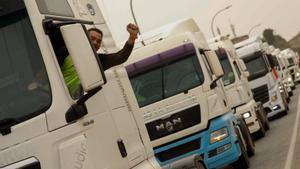 Un transportista levanta el puño en el tercer día de huelga del transporte de mercancías, este miércoles 16 de marzo, en Murcia.
