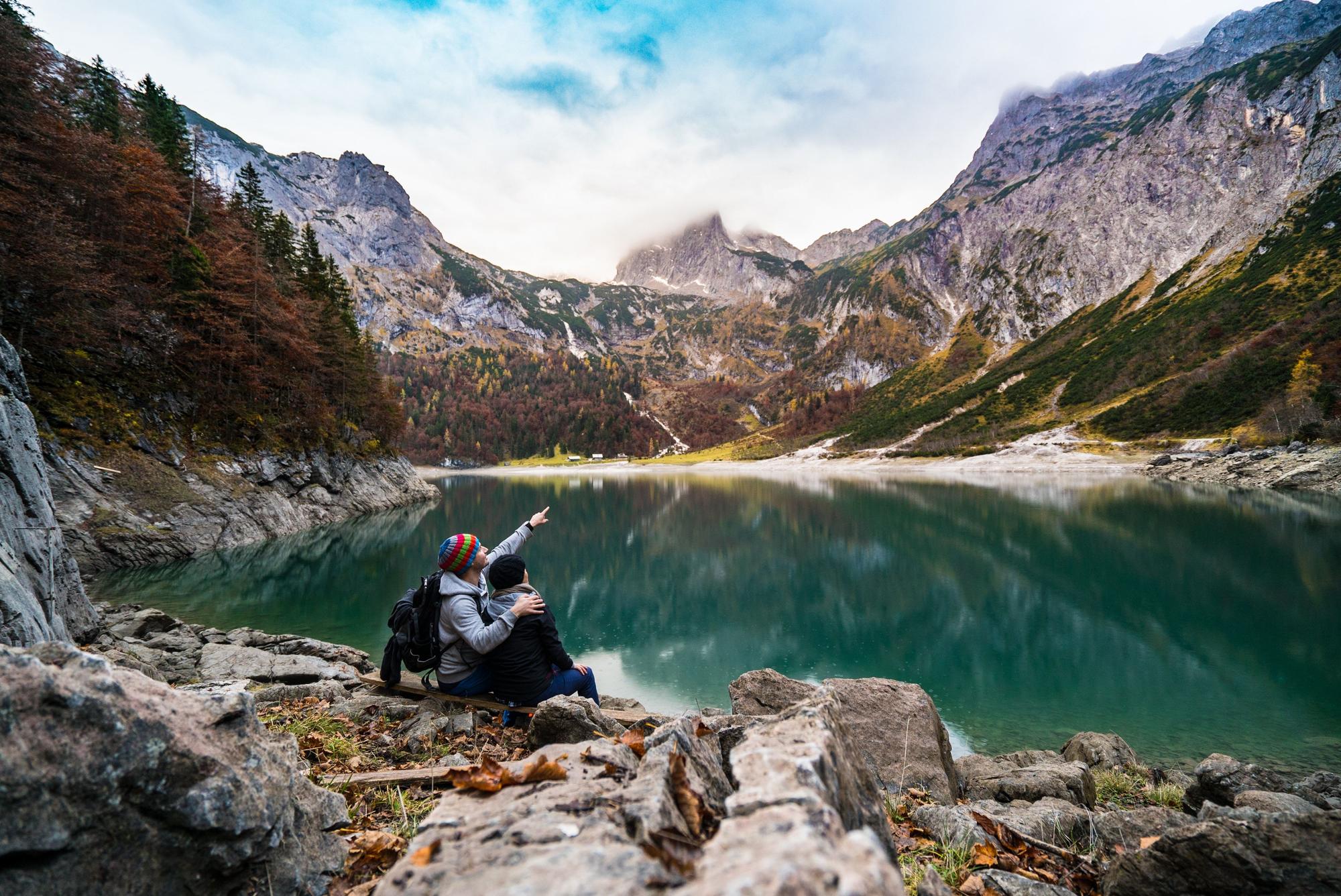 Una pareja de excursión en un lago.