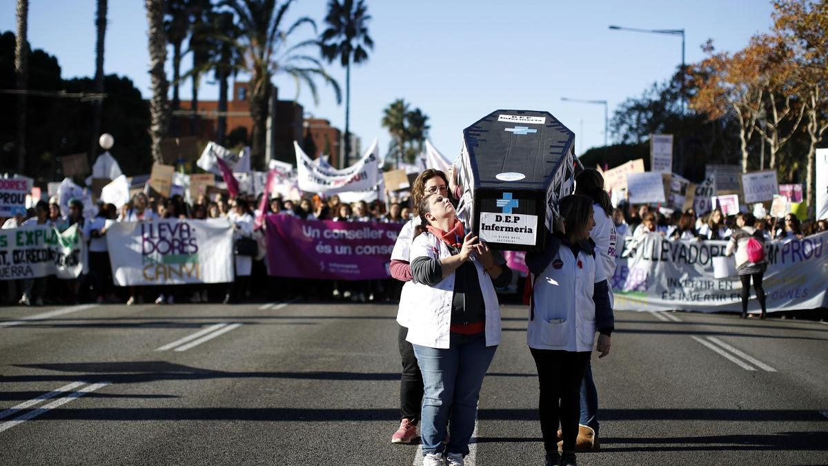 La manifestación de enfermeras corta la Diagonal de Barcelona, este viernes.