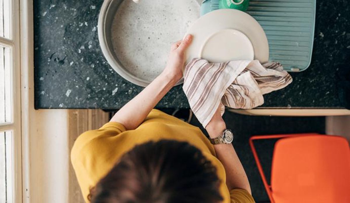 ¿Sabes fregar bien los platos? Así es como se hace