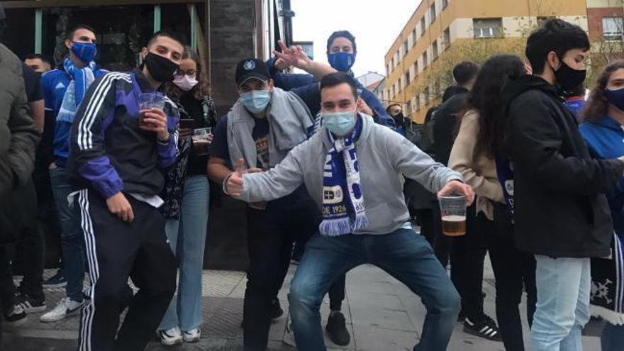 Los aficionados azules llenan las calles de Oviedo en las horas previas al derbi