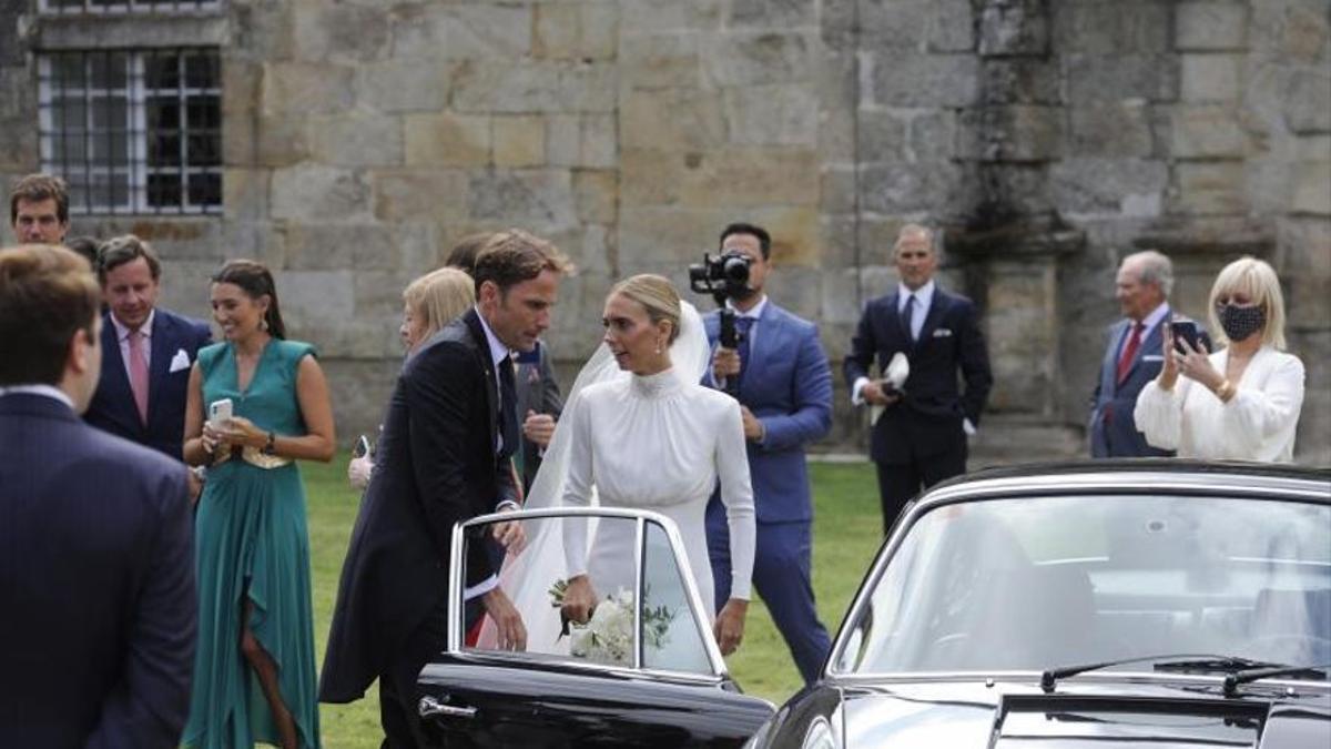 Marco Juncadella y Lucía Bárcena suben al Porsche.