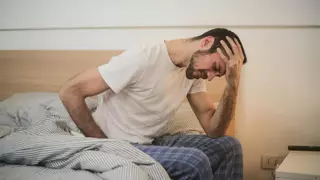 ¿Tienes resaca y te sientes triste? El enfermero Jorge Ángel tiene la respuesta: ''El alcohol produce un desequilibrio entre los neurotransmisores''