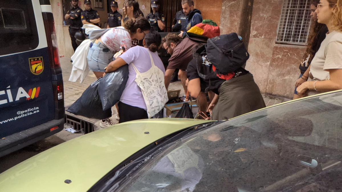 Activistas del Sindicato de Vivienda de València recogen las cosas de Mónica tras ser desahuciada.