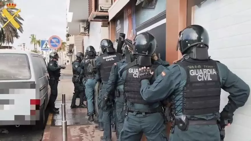 La Guardia Civil desarticula un punto de venta de droga en un complejo residencial de Corralejo