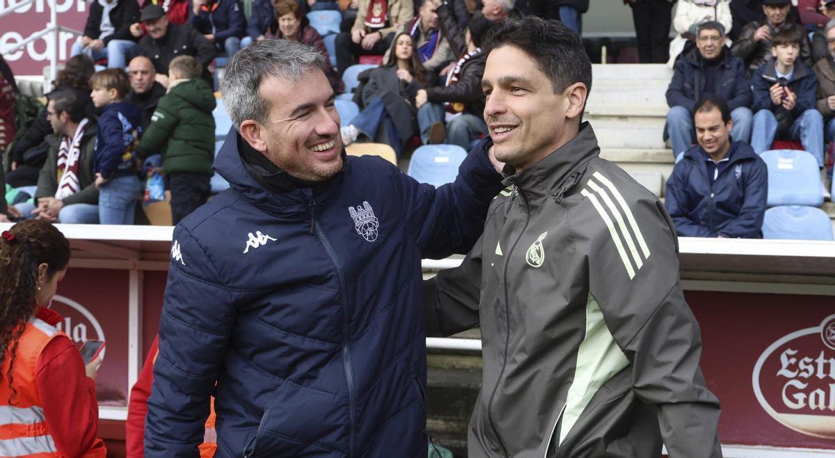 Rubén Domínguez y Julián López de Lerma se saludan antes del partido. | GUSTAVO SANTOS