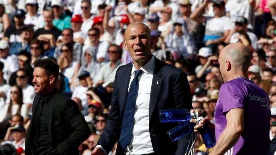 Zidane se interesa por Pepe, que se duele en la banda.