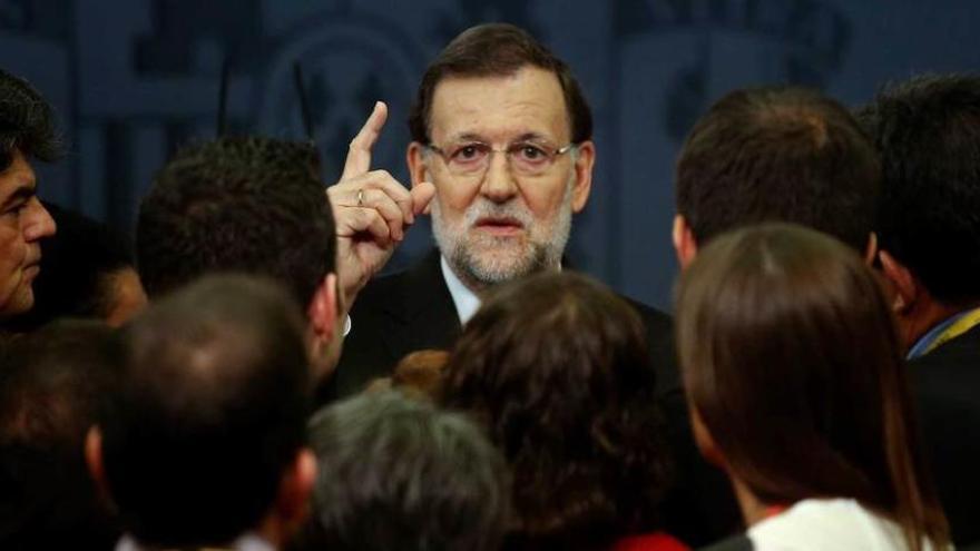 Rajoy contesta las preguntas de los periodistas al término de la rueda de prensa en la que explicó el recurso del Gobierno ante el Tribunal Constitucional.