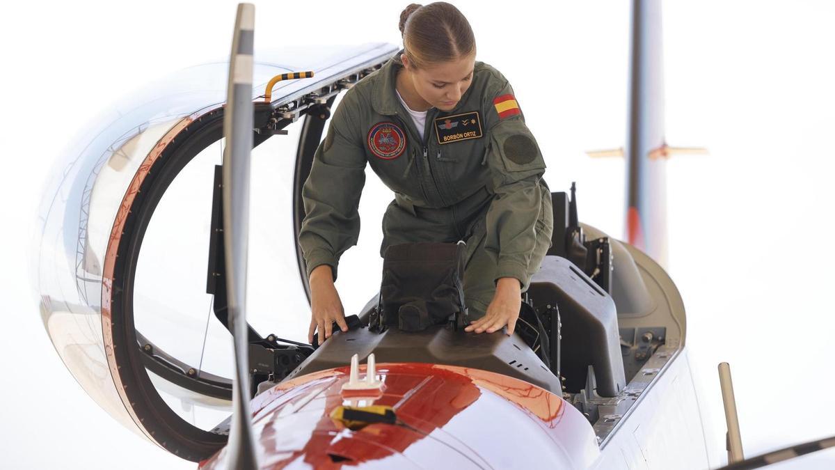 La Princesa Leonor, subida en el avión Pilatus, en San Javier
