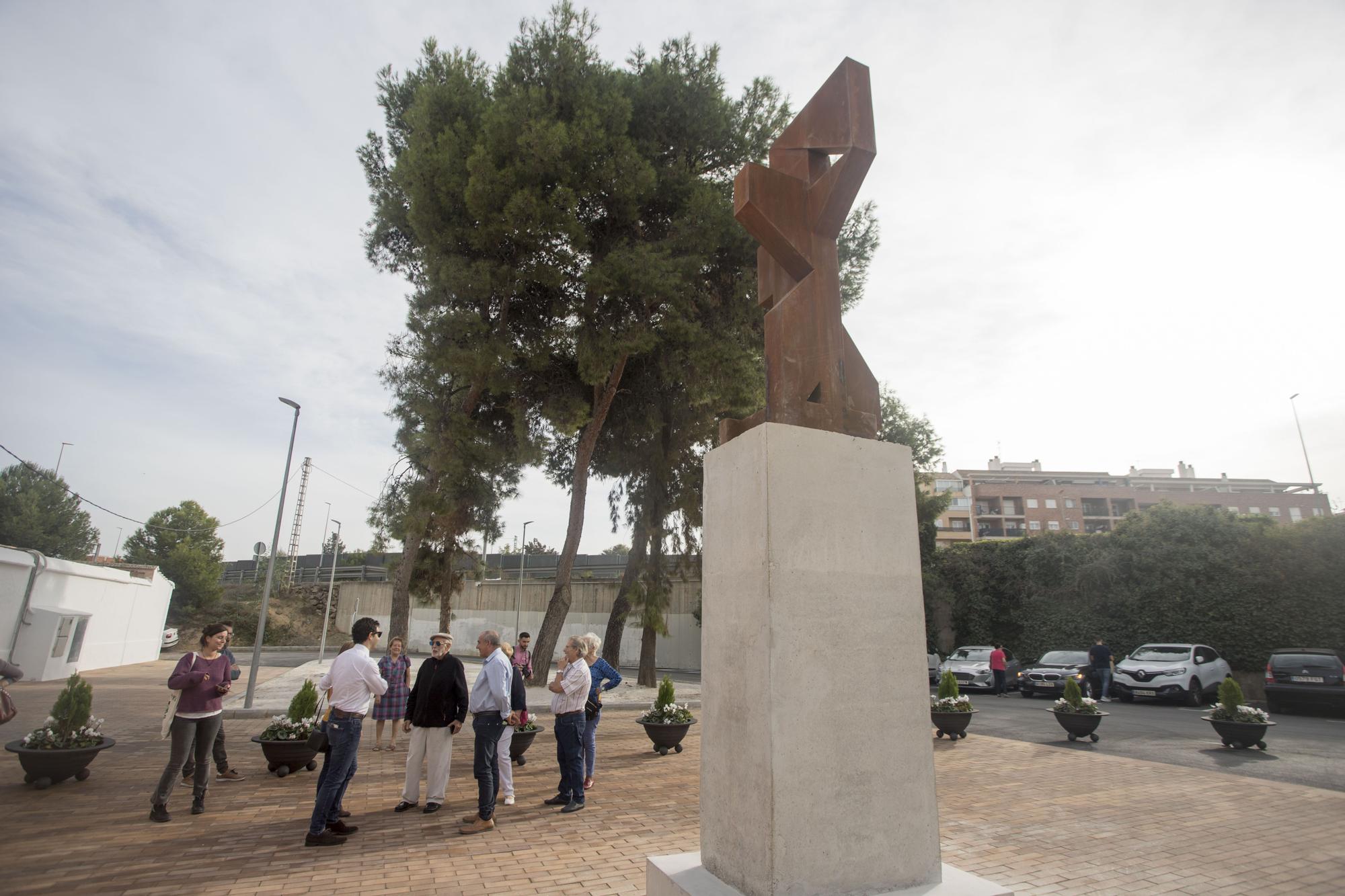 Paterna erige una escultura al enterrador que ayudó a identificar a cientos de fusilados por el franquismo, Leoncio Badía