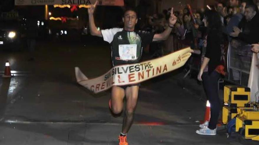 Un atleta cruza la meta de la última edición de la San Silvestre de Crevillent.