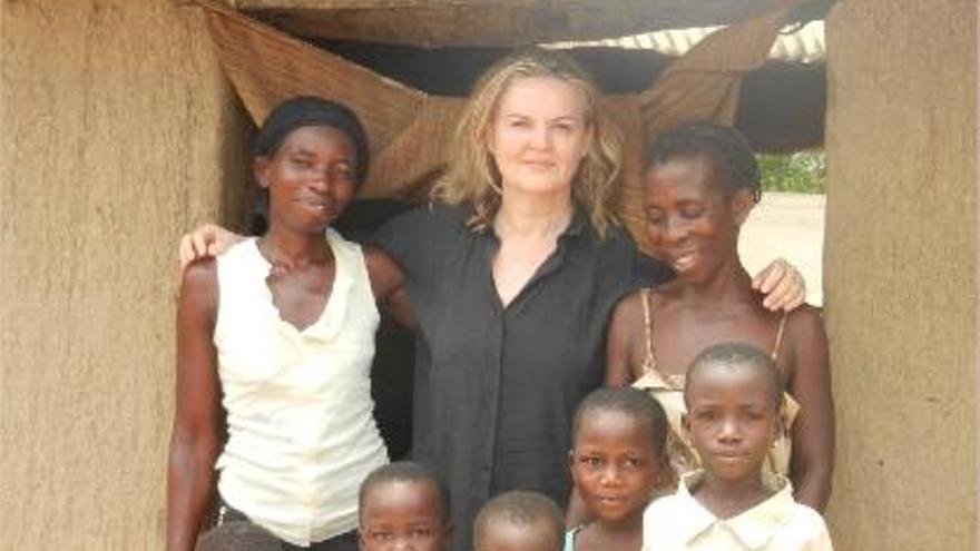 Pilar, con sus nuevos vecinos de la localidad de Ahwian, a 50 kilómetros de la capital de Ghana.