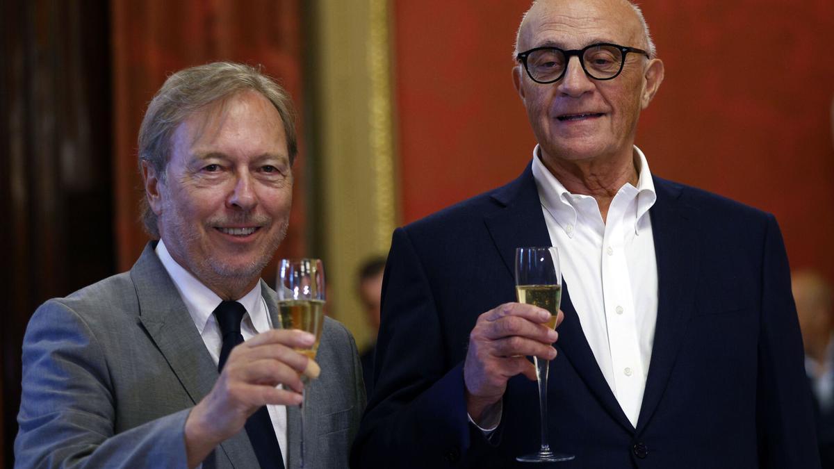 El presidente del Banc Sabadell, Josep Oliu, acompañado por el presidente de la Cambra de Comerç de Barcelona, Josep Santacreu