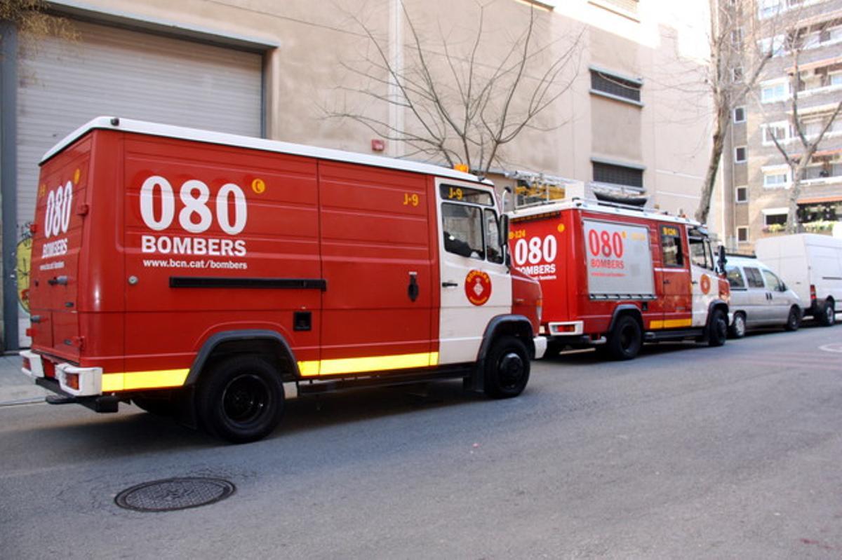 Els bombers han ajudat en la reparació de l’avaria d’Endesa a Barcelona, aquest divendres.