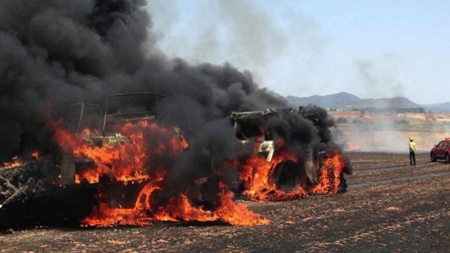 Un incendi crema uns camps al costat de l&#039;eix transversal, entre Manresa i Sant Fruitós