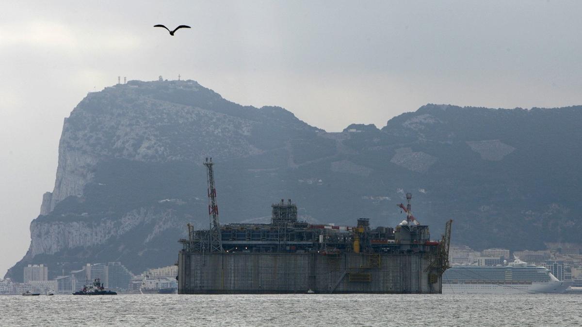 Huge LNG platform is pulled out of Algeciras bay enroute to the Adriatic Sea